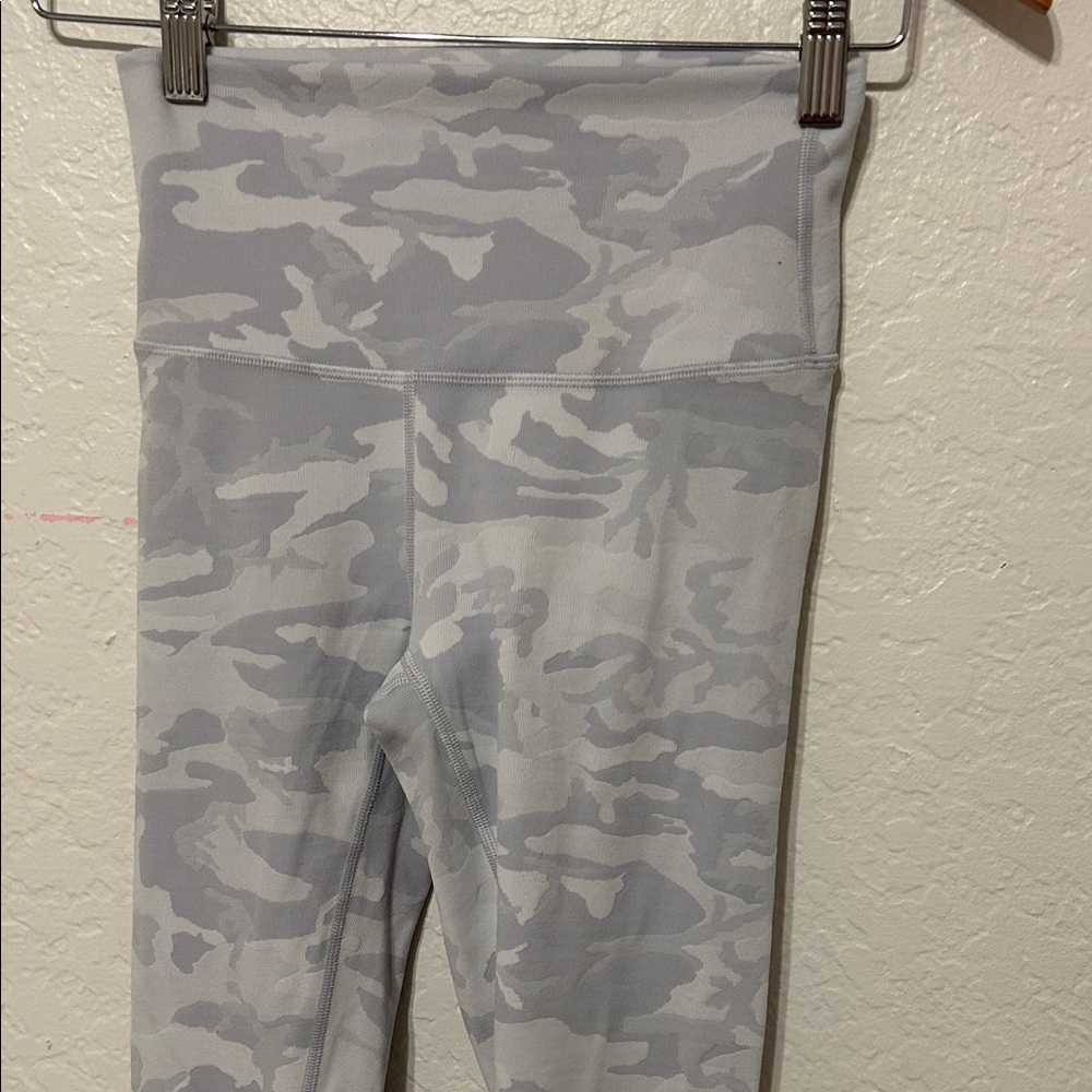 🚀Lululemon Athletica Light Gray Camo Leggings size 4 GUC - Picture 4 of 11